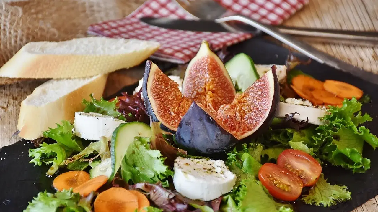Insalata fresca con fichi, formaggio di capra, pomodorini e pane. Un'idea per il miglior cibo per cocorite? Forse no, ma deliziosa per noi!