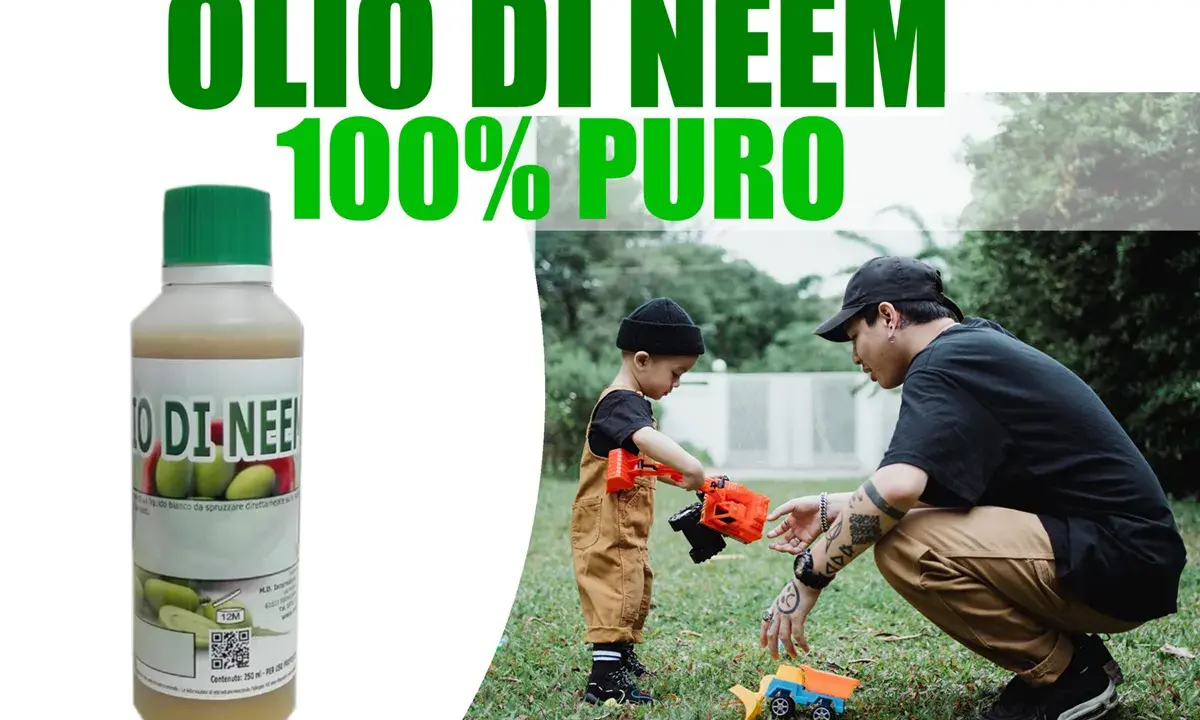 Un padre e un bambino giocano con camioncini in giardino. Accanto, una bottiglia di olio di neem puro al 100%.
