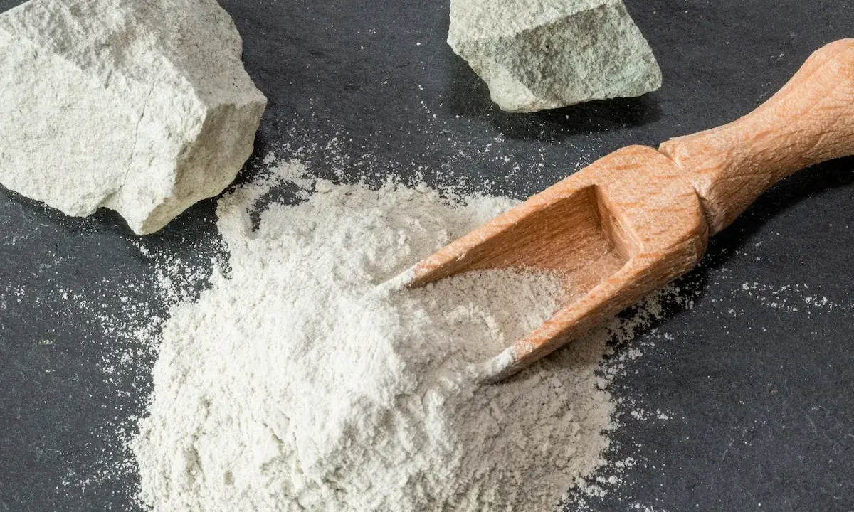 Zeolite in polvere e in rocce, pronta per essere usata per purificare e assorbire.