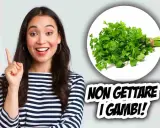 Donna sorridente indica un mazzetto di prezzemolo fresco, con la scritta "Non gettare i gambi!".