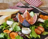 Insalata fresca con fichi, formaggio di capra, pomodorini e pane. Un'idea per il miglior cibo per cocorite? Forse no, ma deliziosa per noi!