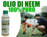 Un padre e un bambino giocano con camioncini in giardino. Accanto, una bottiglia di olio di neem puro al 100%.