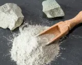 Zeolite in polvere e in rocce, pronta per essere usata per purificare e assorbire.