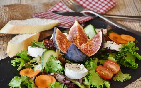 Insalata fresca con fichi, formaggio di capra, pomodorini e pane. Un'idea per il miglior cibo per cocorite? Forse no, ma deliziosa per noi!