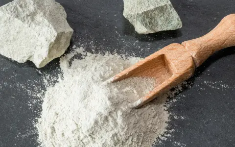 Zeolite in polvere e in rocce, pronta per essere usata per purificare e assorbire.