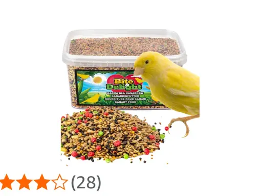 Un canarino giallo guarda un mucchio di cibo per canarini colorato. La confezione di cibo per canarini è sullo sfondo.