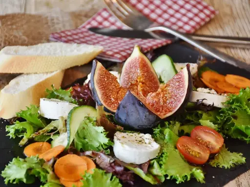 Insalata fresca con fichi, formaggio di capra, pomodorini e pane. Un'idea per il miglior cibo per cocorite? Forse no, ma deliziosa per noi!