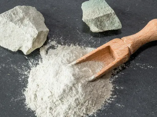 Zeolite in polvere e in rocce, pronta per essere usata per purificare e assorbire.