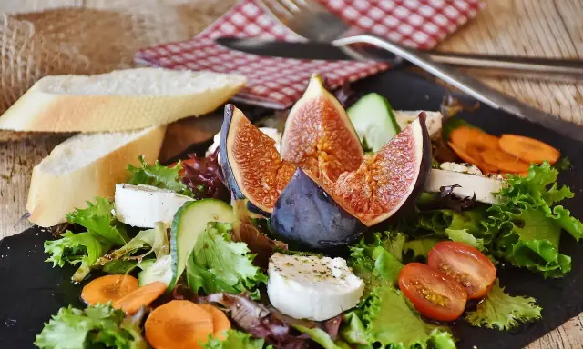 Insalata fresca con fichi, formaggio di capra, pomodorini e pane. Un'idea per il miglior cibo per cocorite? Forse no, ma deliziosa per noi!