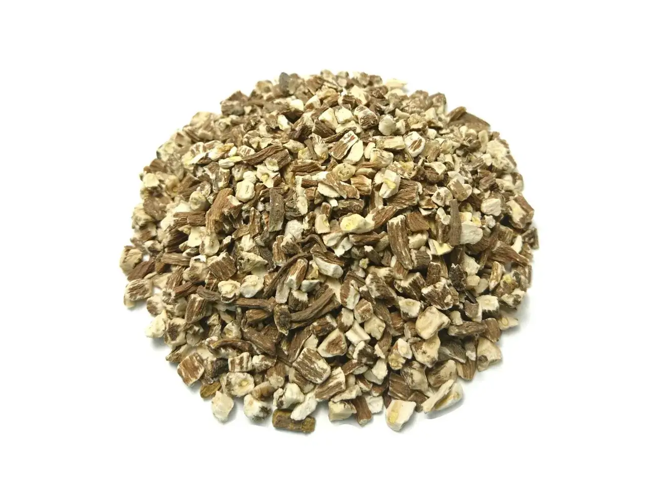 Cumulo di radice di dente di leone essiccata e sminuzzata, pronta per tisane o rimedi naturali.