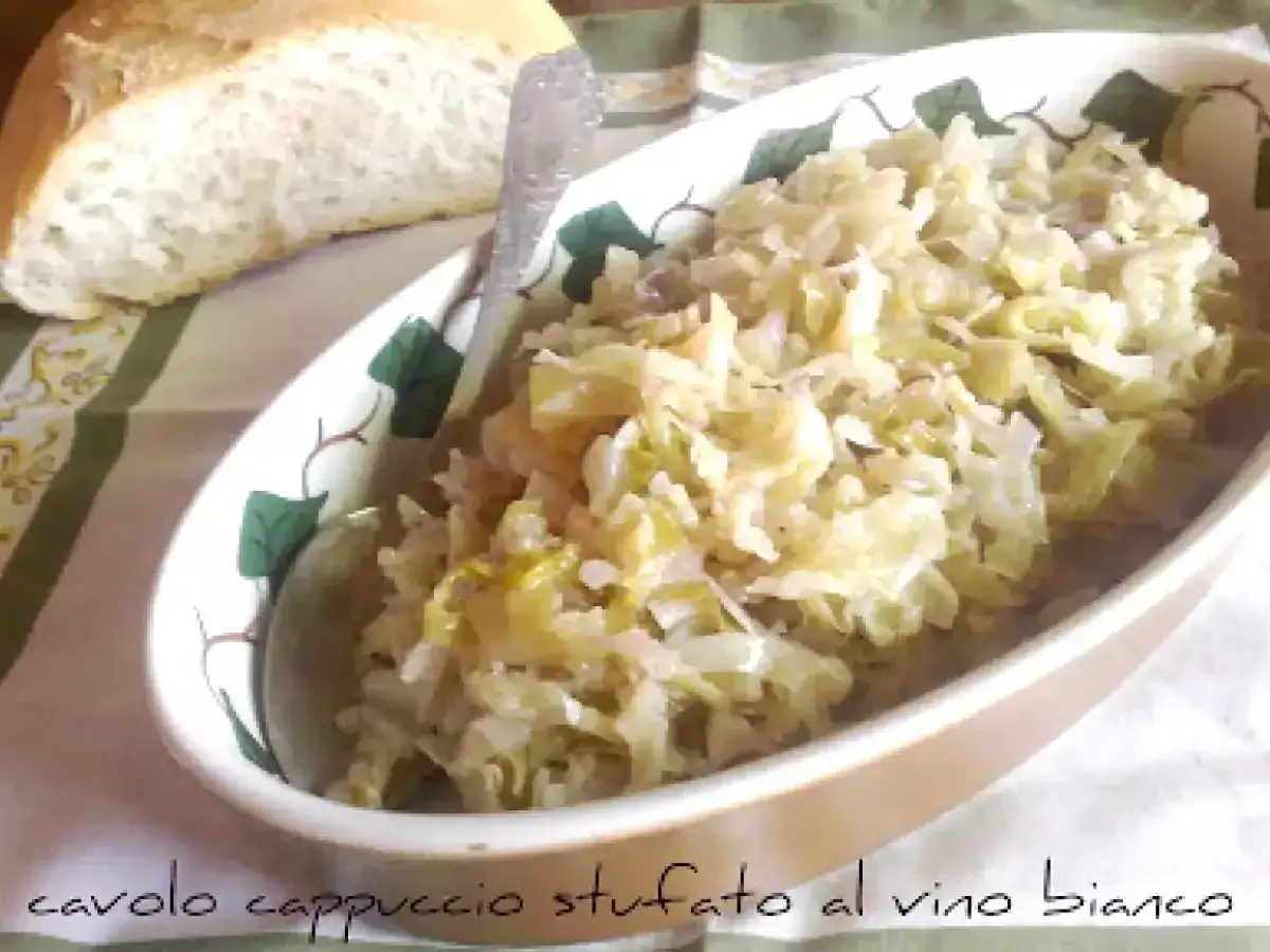 Cavolo cappuccio stufato in una ciotola, pronto per essere gustato con pane fresco.